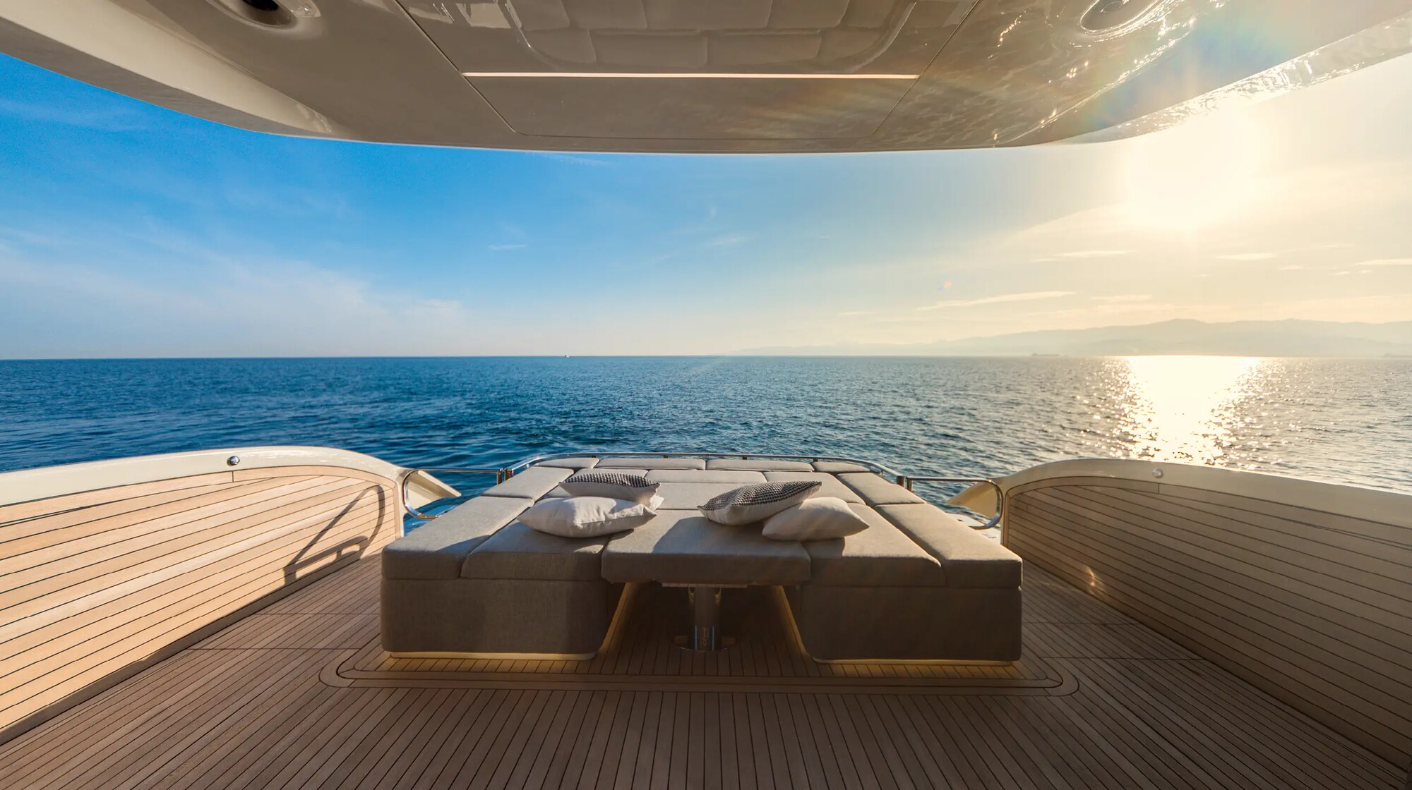 Invictus ST550 · onboard living